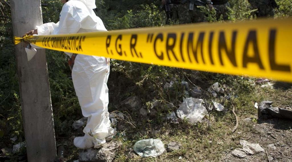 Un grupo de rastreadoras y miembros de la Comisión Estatal de Búsqueda de Personas Desaparecidas hallaron una enorme fosa clandestina con restos humanos de tres personas a espaldas del cementerio de la comunidad de los Pochotes, en Navolato, Sinaloa. (ESPECIAL) 