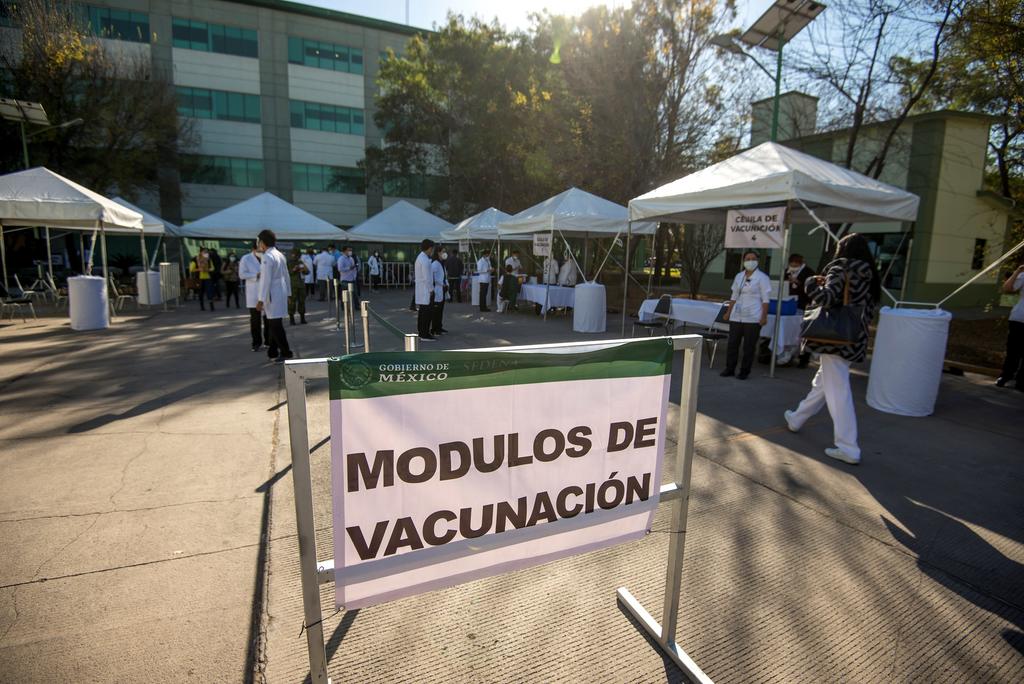 México reportó el viernes un nuevo máximo de casos confirmados de coronavirus, 14,362, con lo que hila tres días de cifras récord de contagios. (ARCHIVO)