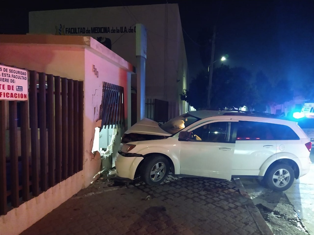 El conductor de la unidad se encontraba en estado de ebriedad al momento de impactar en contra de la caseta del Hospital Universitario. (EL SIGLO DE TORREÓN)