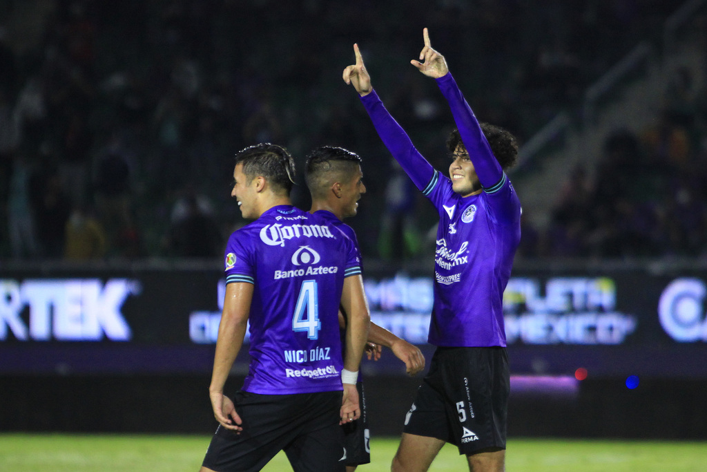 Carlos Vargas (d) celebra luego de marcar el segundo gol del Mazatlán, en la victoria de su equipo 3-2 sobre Rayos de Necaxa. (JAM MEDIA)