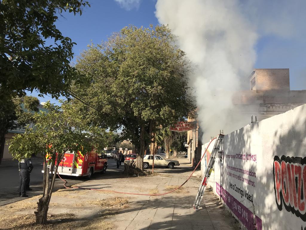 Un incendio en un terreno baldío ubicado a un costado de un taller mecánico en la zona Centro de Torreón, movilizó a los cuerpos de rescate y de seguridad de la ciudad. (EL SIGLO DE TORREÓN)
