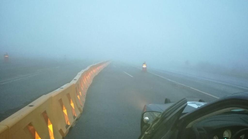 Debido a una lluvia ligera y la presencia de bancos de niebla, la Guardia Nacional ordenó, alrededor de las 10:00 horas de este sábado, el cierre preventivo de la autopista Monterrey-Saltillo, en el tramo comprendido del entronque a Ojo Caliente al entronque Periférico. (ESPECIAL)