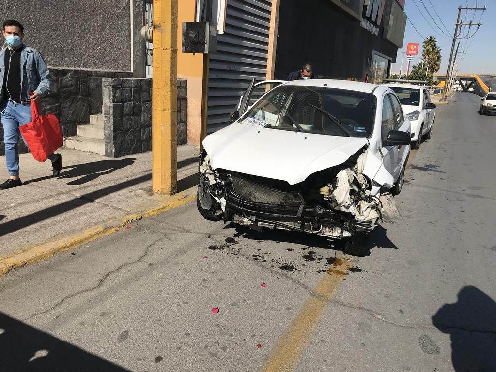 Al mediodía de este sábado, se registró un accidente vial en la parte alta del puente Diana Laura de la ciudad de Torreón; no se reportaron personas lesionadas, solo daños materiales. (EL SIGLO DE TORREÓN)