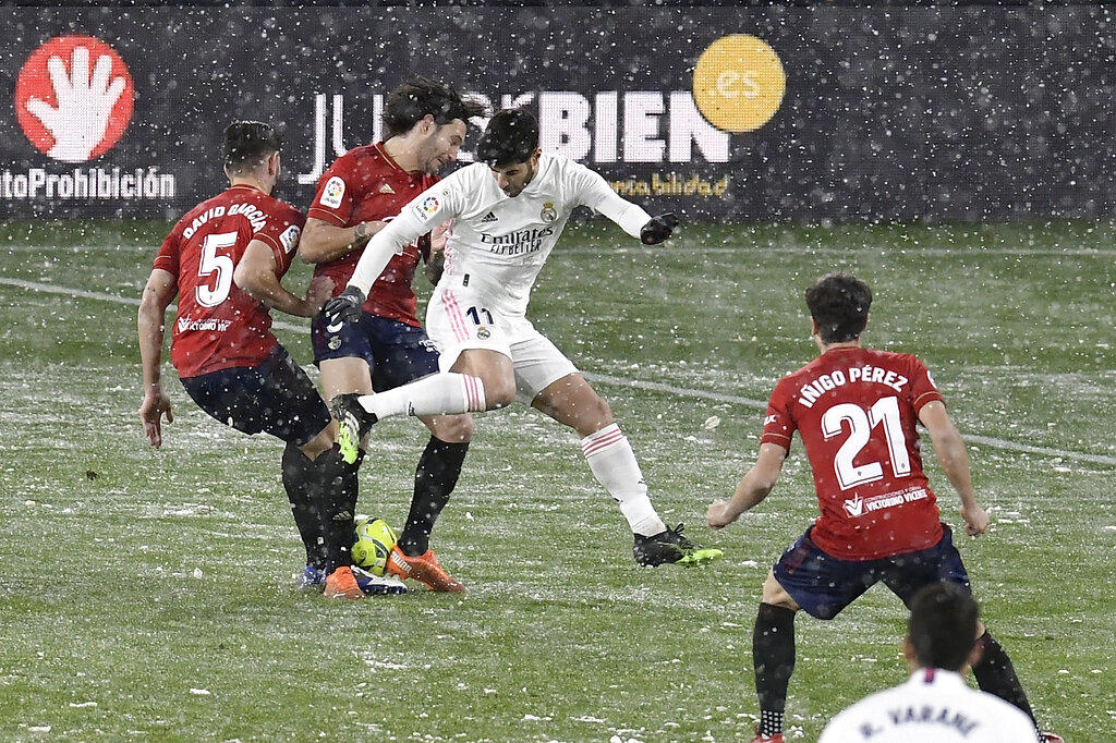 El Club Atlético Osasuna firmó su cuarto empate consecutivo a costa de un Real Madrid que no pudo mostrar su mejor versión en el frío de Pamplona, en un partido marcado por las pocas ocasiones de gol y por la nieve que no paró de caer sobre el césped de El Sadar. (AGENCIAS) 