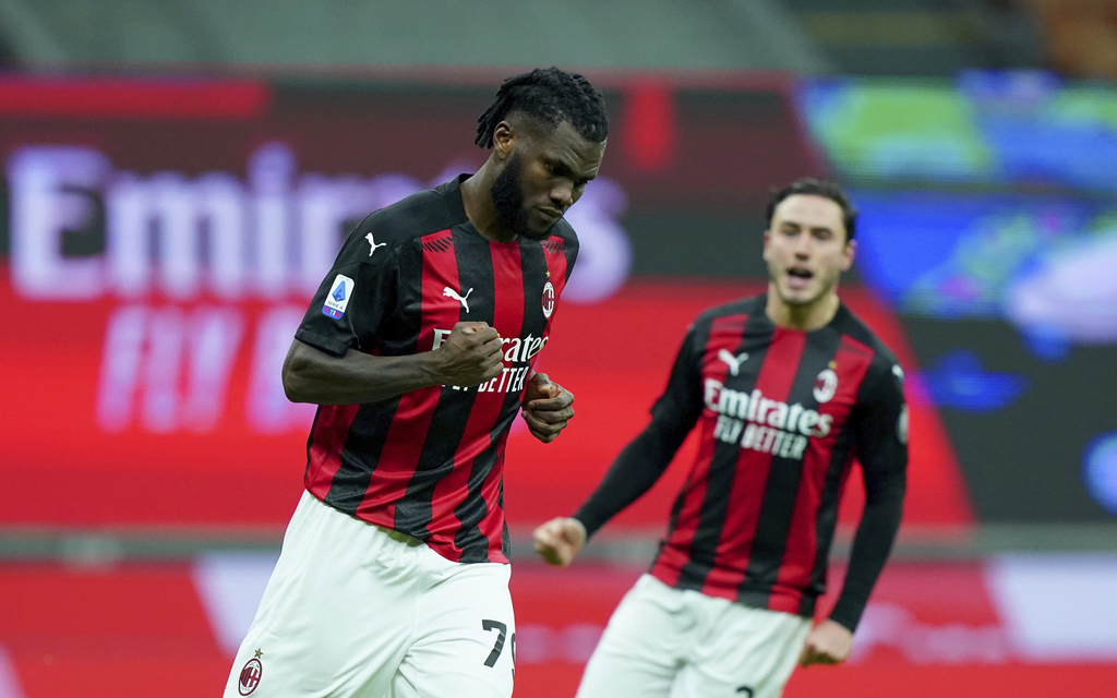 Franck Kessié anotó el segundo tanto del Milan, en la victoria 2-0 sobre el Torino, con lo que amplió a 4 puntos su ventaja sobre el Inter.