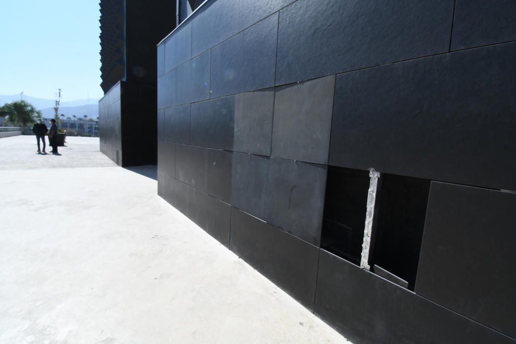 Huecos, grietas y reparaciones improvisadas se pueden observar en la fachada de zinc de la presidencia municipal de Torreón en el arranque de este 2021. (FERNANDO COMPEÁN)