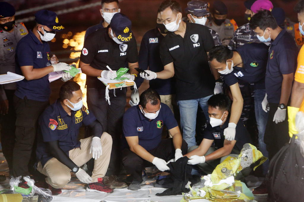 Las autoridades indonesias dijeron el domingo que habían localizado las cajas negras y los restos de un Boeing 737-500, al día siguiente de que la aeronave se estrellara en el Mar de Java con 62 personas a bordo poco después de despegar de la capital indonesia. (EFE)