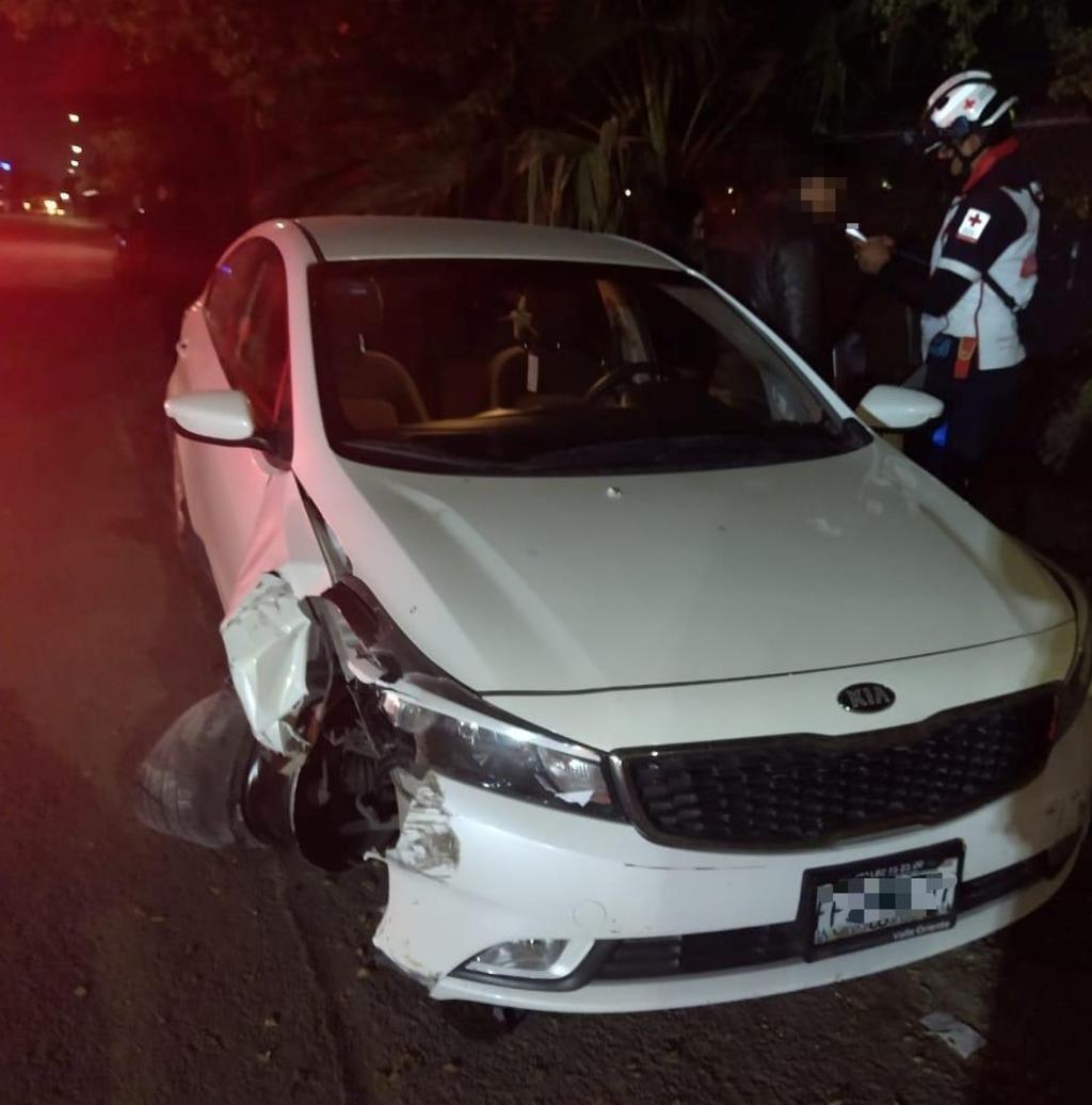 Un conductor impactó su vehículo contra una casa en la colonia Las Torres de la ciudad de Torreón, una joven que lo acompañaba resultó lesionada. (EL SIGLO DE TORREÓN)