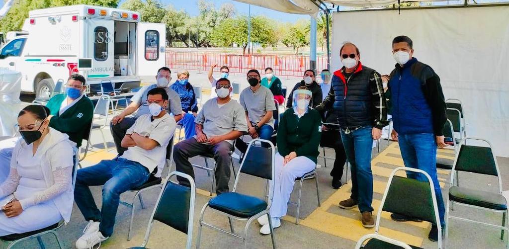 El secretario de Salud en Coahuila, Roberto Bernal, estuvo en el Hospital Militar de Torreón para supervisar la vacunación. (CORTESÍA)