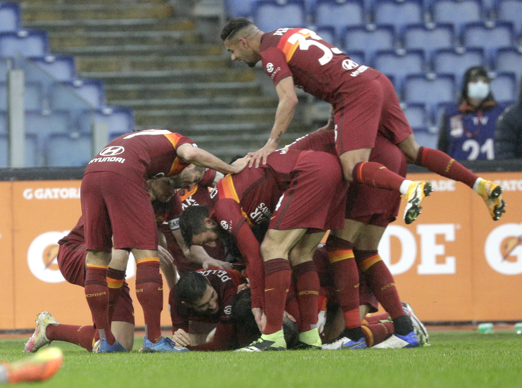 Jugadores de la Roma celebran luego de que Gianluca Mancini anotara al 86' el tanto del empate a dos ante Inter de Milán. (AP)