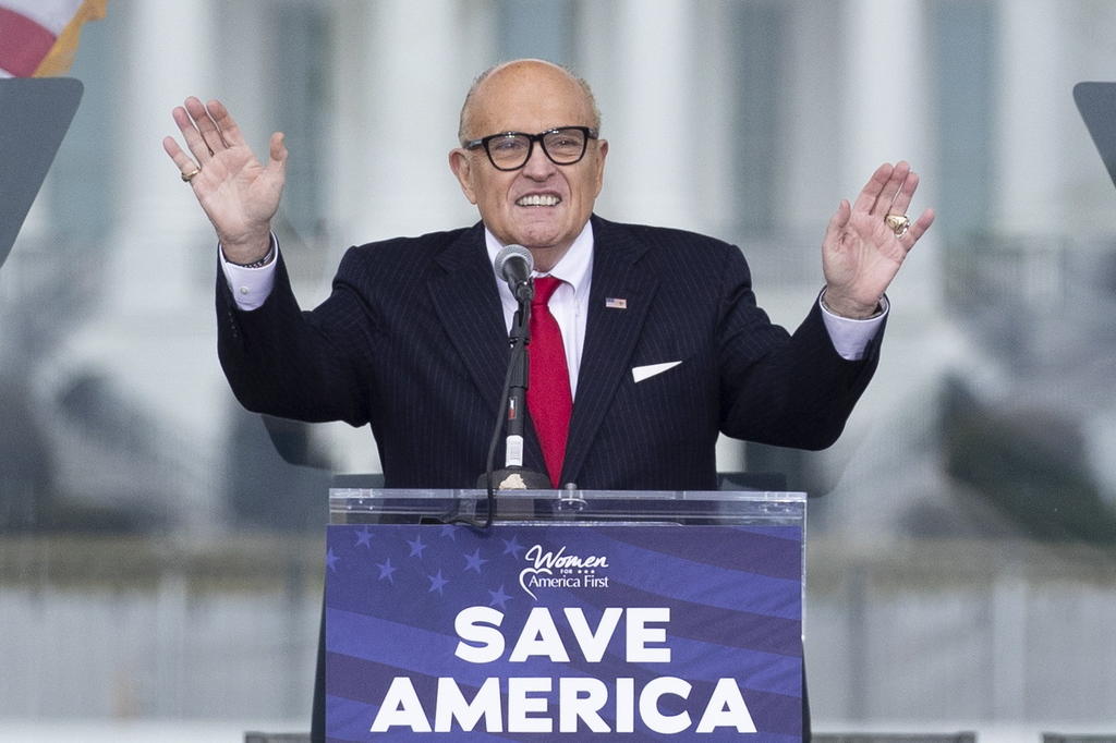 Rudy Giuliani enfrenta una posible expulsión del Colegio de Abogados del Estado de Nueva York a raíz de las incendiarias declaraciones que dirigió a los partidarios del presidente Donald Trump la semana pasada antes que ellos irrumpieran con violencia en el Capitolio de Estados Unidos. (ARCHIVO) 