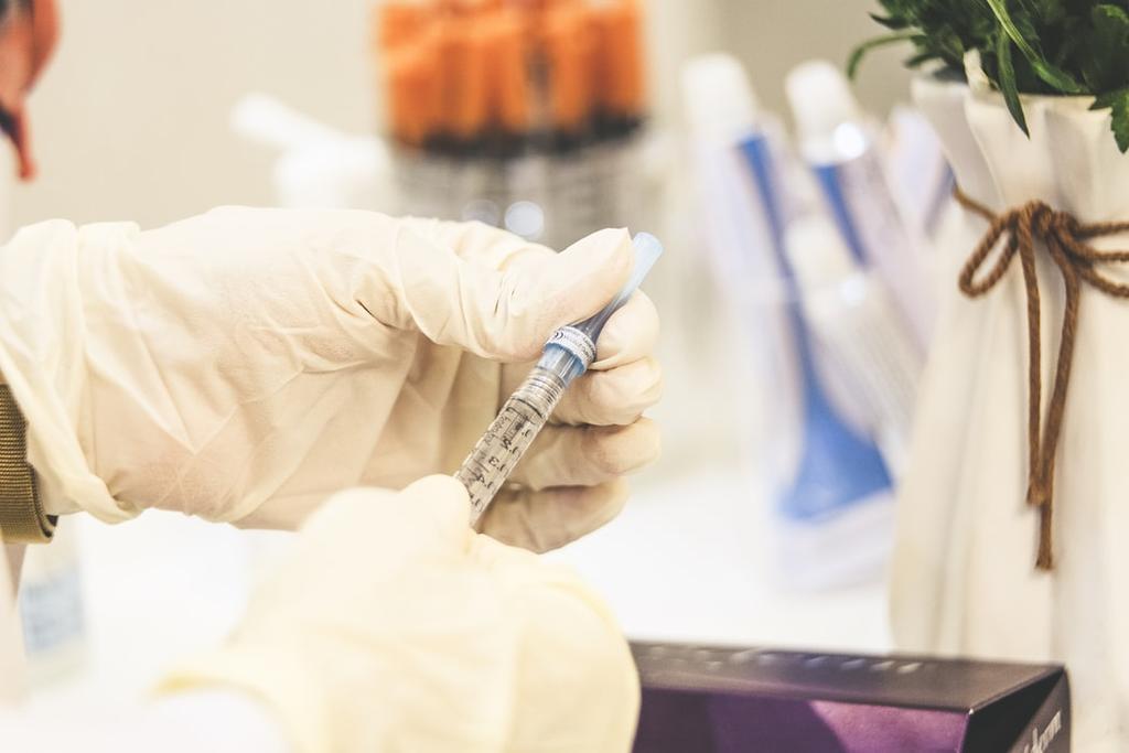 La biotecnológica Moderna anunció este lunes que está usando la tecnología de ARN mensajero (mRNA), la misma que empleó para su vacuna contra la COVID-19, en el desarrollo de nuevas vacunas para la gripe, el VIH y el virus Nipah. (Especial) 