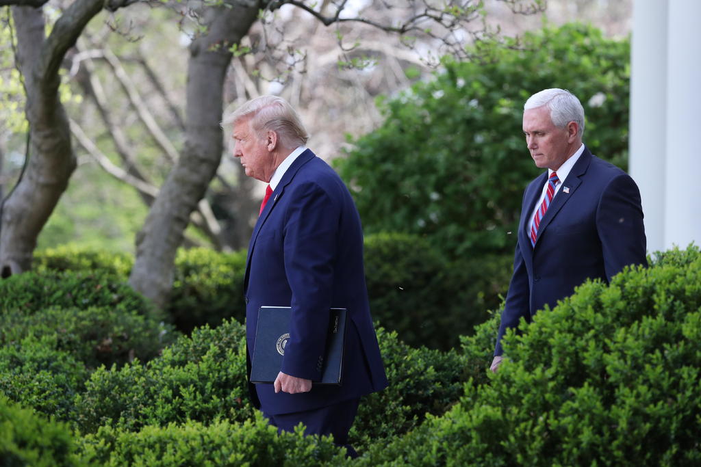 El presidente saliente Donald Trump y el vicepresidente Mike Pence se reunieron la tarde de este lunes en la Oficina Oval de la Casa Blanca y se comprometieron a seguir trabajando juntos los días restantes de gestión, de acuerdo con un alto funcionario de la administración. (EFE)