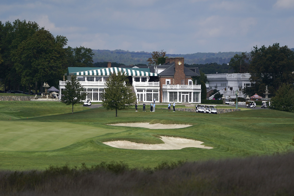 Golfistas juegan en el Club de Golf Trump National en Nueva Jersey. (ESPECIAL)