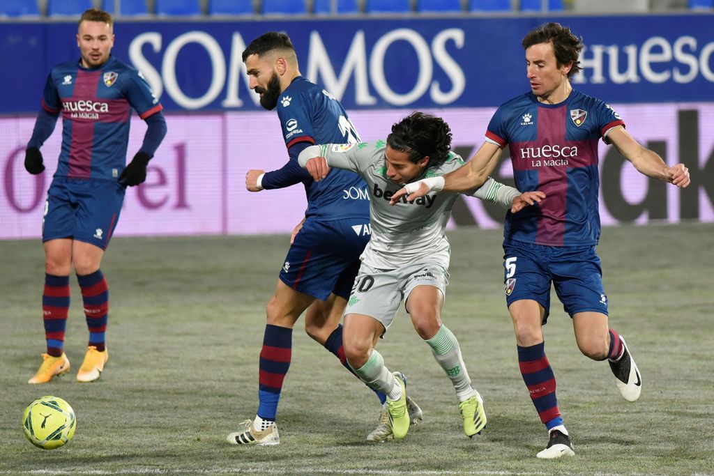 Diego Lainez disputa el balón en el encuentro de ayer, en el que el Betis derrotó como visitante 2-0 al Huesca. (EFE)