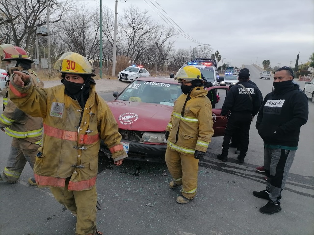 Ambos conductores fueron valorados por los paramédicos de la Cruz Roja. (EL SIGLO DE TORREÓN)