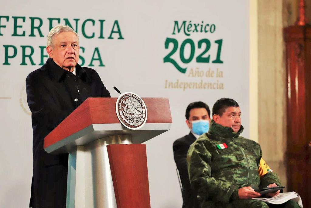 López Obrador informó que este martes inició la distribución masiva de las vacunas contra el COVID-19 y que se espera que para abril a más tardar estén vacunados los 15 millones de adultos mayores del país. (EL UNIVERSAL)
