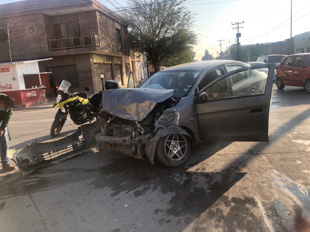 La mañana de este martes se registró un aparatoso accidente vial en la zona Centro de la ciudad de Torreón que dejó como saldo una mujer lesionada y cuantiosos daños materiales.
(EL SIGLO DE TORREÓN)