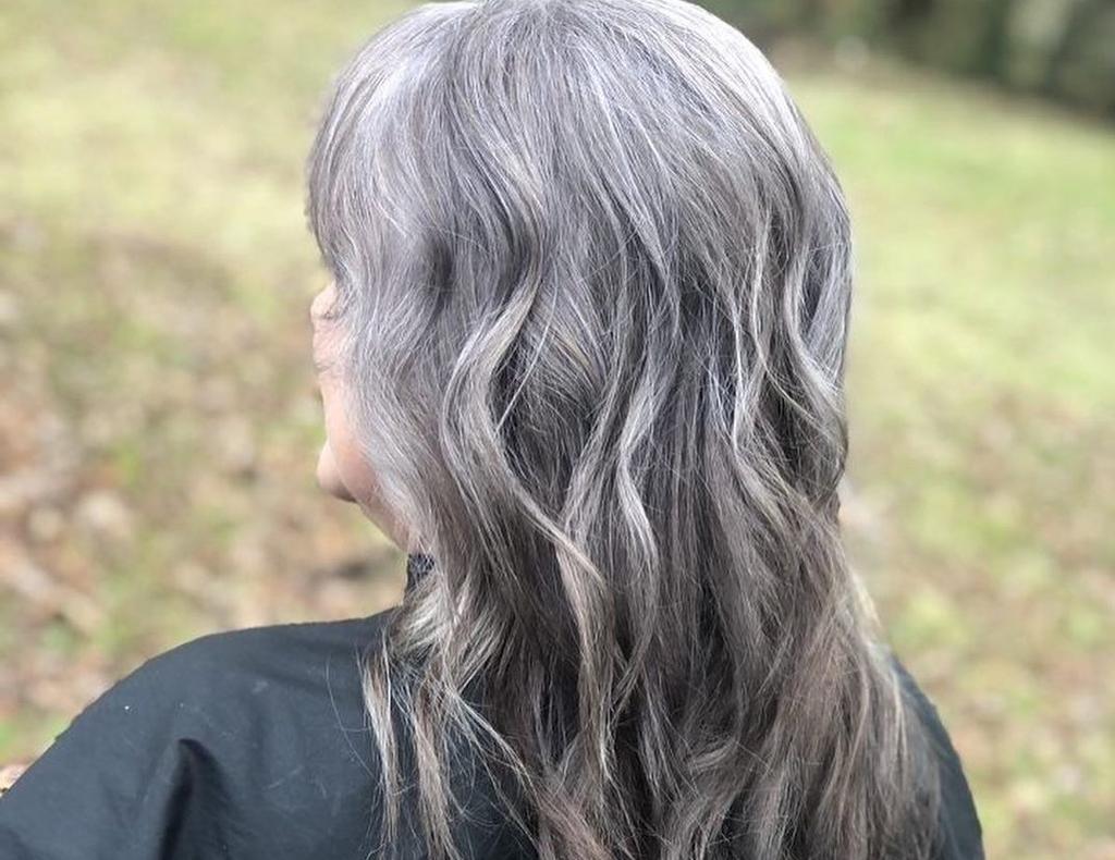 Con la aparición de las canas el brillo de tu cabello y apariencia podrían verse afectadas si no reciben un tratamiento adecuado que las mantenga sanas. (Instagram @justus_salon)