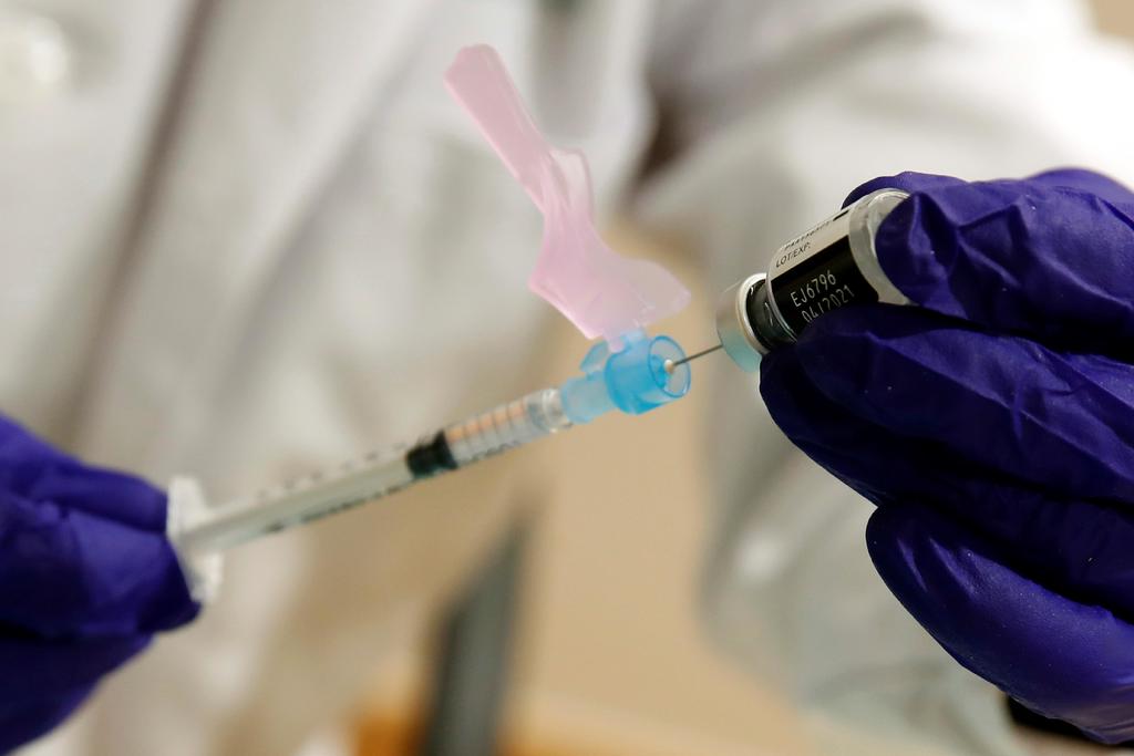 El secretario de Salud en el estado de Durango informó que mañana en punto de las 8:00 de la mañana arrancará la vacunación contra el COVID-19 para el personal de salud que se encuentra en la primera línea de combate contra el virus.
(ARCHIVO)