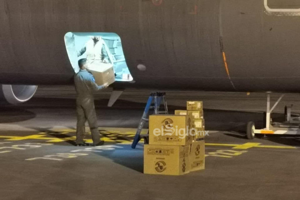 Por disposición del Gobierno federal, esta noche aterrizó un nuevo cargamento de vacunas contra el COVID-19 al Aeropuerto Internacional Francisco Sarabia de Torreón. (ANGÉLICA SANDOVAL)