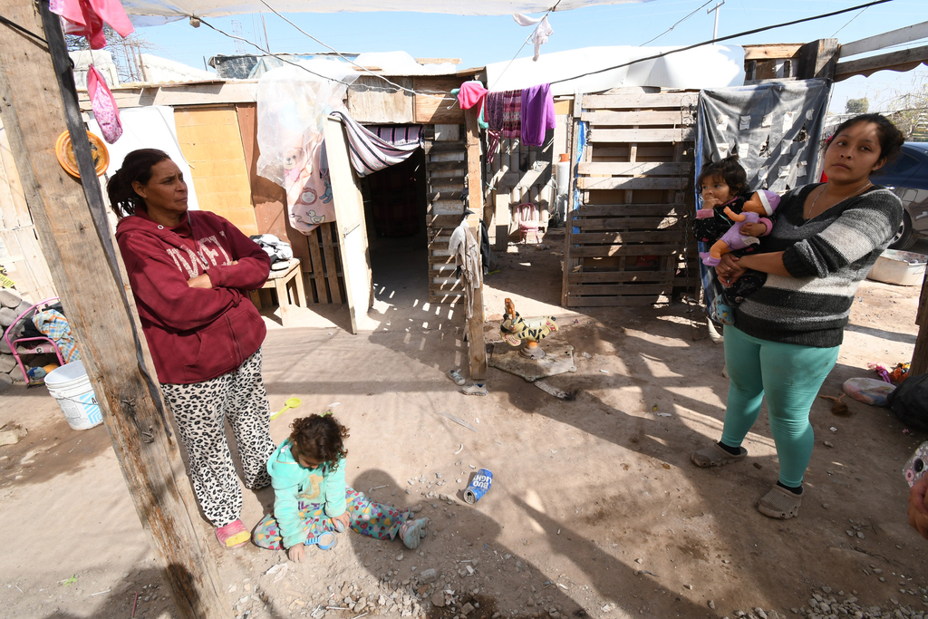 En la casa que le prestaron a San Juana Borges Ramírez viven ella; su hijo y su nuera; y sus dos nietas, de 1 y 4 años de edad. (FERNANDO COMPEÁN)