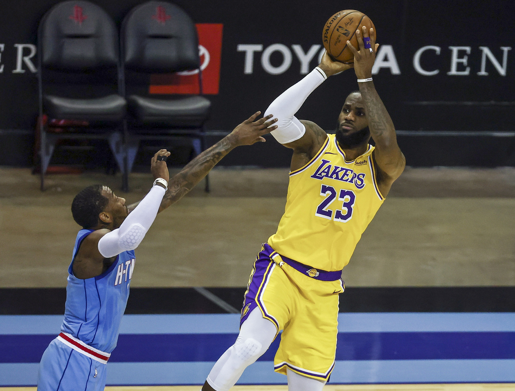 LeBron James (d) anotó 26 puntos, en la victoria de los Lakers de Los Ángeles 117-100 sobre los Rockets de Houston. (AP)