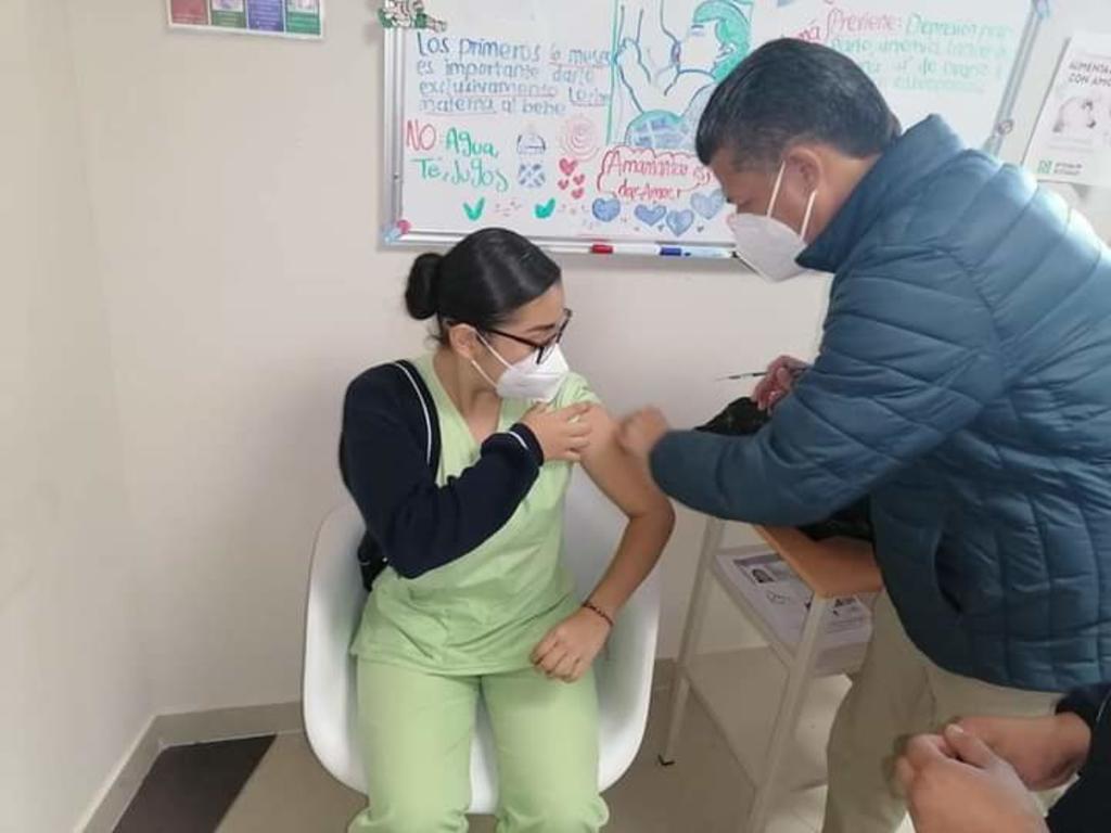 De las 4 mil 876 vacunas que aterrizaron ayer al Aeropuerto Internacional Francisco Sarabia de Torreón, mil 595 que representan 319 frascos se destinaron a la Región Lagunera, según informaron autoridades de la Jurisdicción Sanitaria VI. (CORTESÍA)
