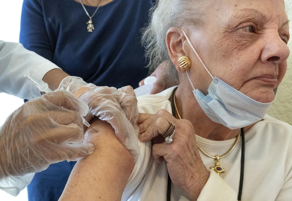 Florida fue uno de los primeros estados en autorizar que el público en general de 65 años o más pueda vacunarse contra el coronavirus, lo que derivó en rumores de que turistas y viajeros de un día estaban arribando solamente para recibir la inyección. Las autoridades estatales se han apresurado a rechazar esas versiones. (AGENCIAS) 