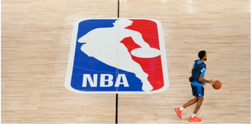 La NBA anunció este miércoles que, pese al aumento entre los jugadores de casos positivos de COVID-19 y de la cancelación de partidos no tiene previsto suspender la competición, al menos temporalmente.
 (ESPECIAL) 