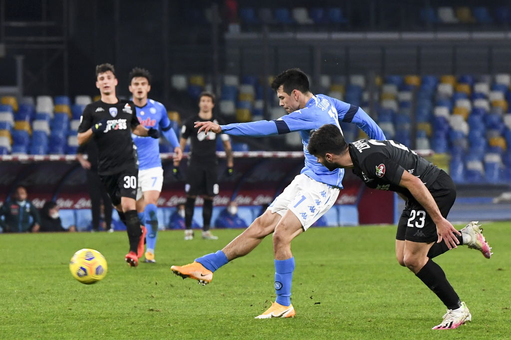 Brian Lozano dispara de fuera del área para marcar el segundo gol del Napoli, en la victoria 3-2 sobre Empoli. (EFE)