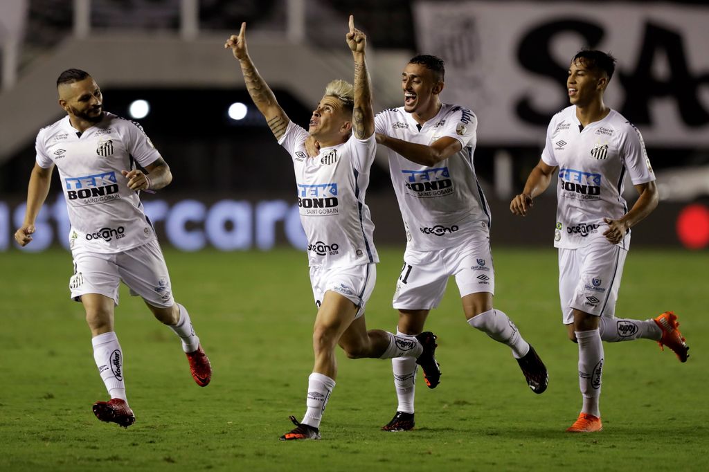 Jeferson Soteldo celebra tras marcar el segundo gol, en el triunfo de Santos 3-0 sobre Boca Juniors. (AP)