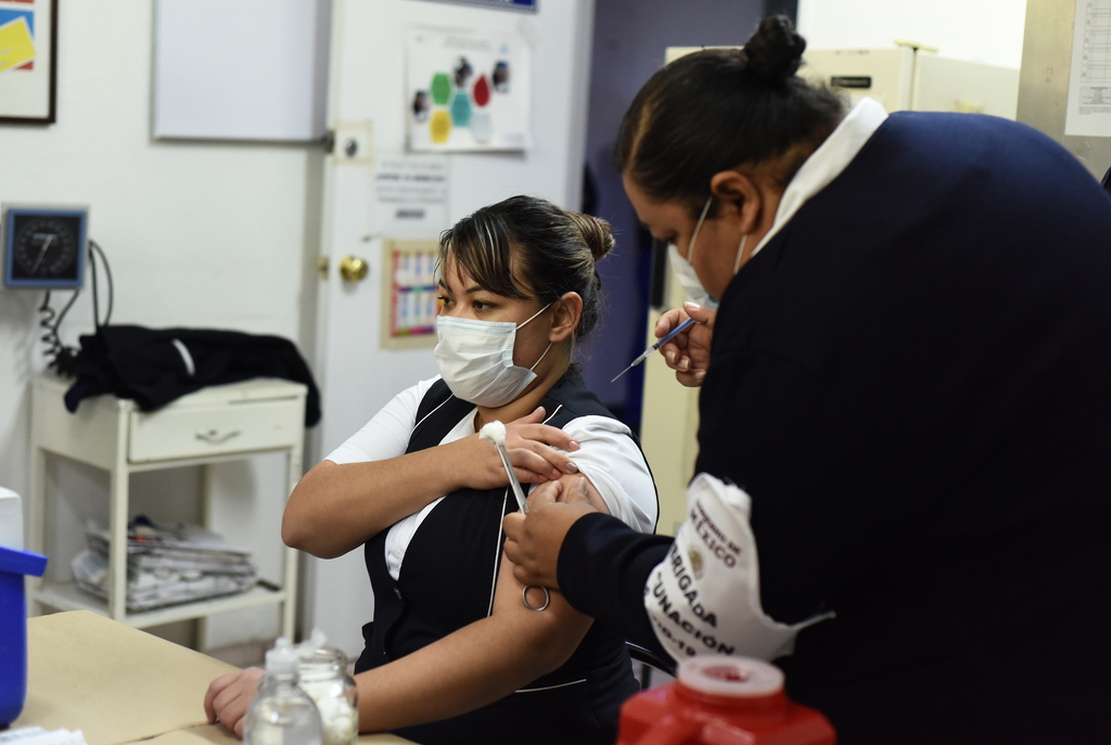 Alejandra fue la segunda enfermera en recibir la vacuna contra el COVID-19 y afirma que ya se ha contagiado dos veces.