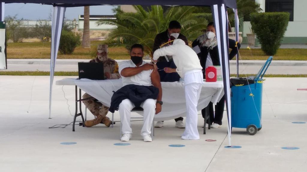 Las vacunas llegaron durante la noche del martes y fueron recibidas 4 mil 876 dosis vía aérea en Torreón .(ARCHIVO)