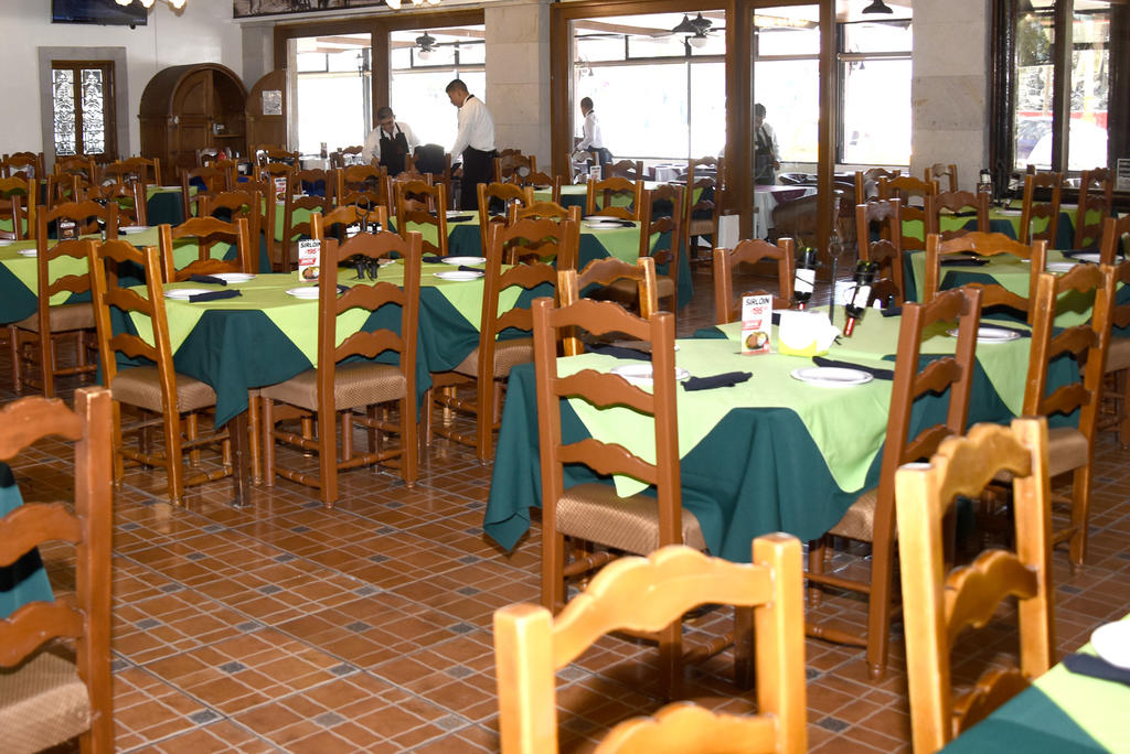 Los restaurantes podrán operar con el 50 por ciento de aforo en Gómez Palacio, homologado con Torreón, y el horario de venta de alimentos será hasta las 23:00 horas.
(ARCHIVO)