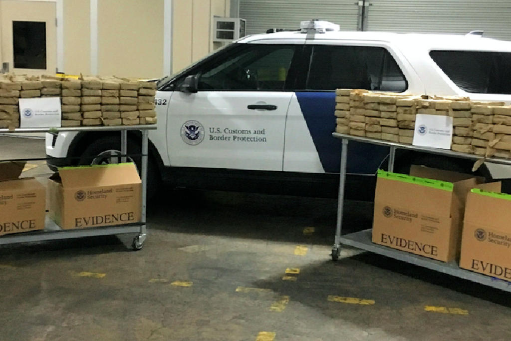 Agentes federales del aeropuerto de Opa-Locka, en el sureste de Florida (EUA), incautaron esta semana 328 kilogramos de cocaína hallados en un vuelo privado procedente de las Islas Vírgenes estadounidenses y detuvieron a cinco personas, informó este jueves un medio local. (ESPECIAL) 
