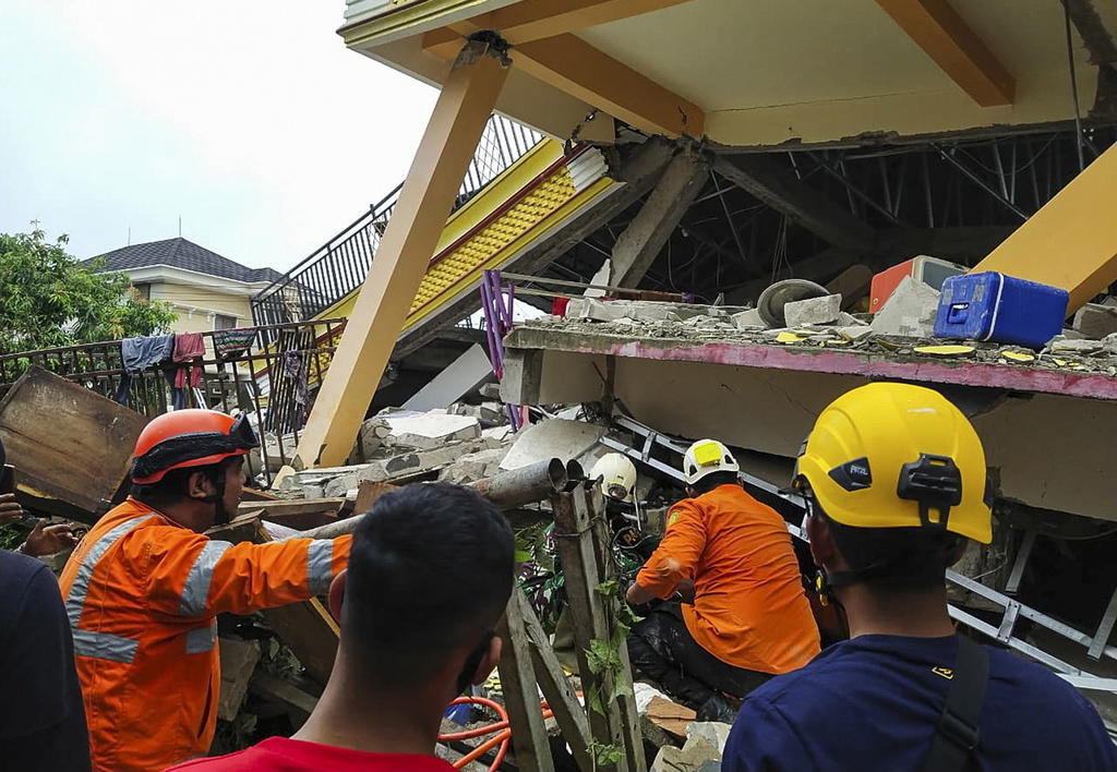 Al menos tres personas han muerto y 24 han resultado heridas tras un terremoto de magnitud 6.2 ocurrido durante la madrugada en la isla de Célebes, en la región central del archipiélago indonesio, informaron este viernes fuentes oficiales. (ESPECIAL)
