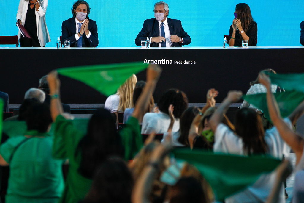 En un acto breve, el presidente argentino, Alberto Fernández, rubricó su firma en el decreto. (EFE) 