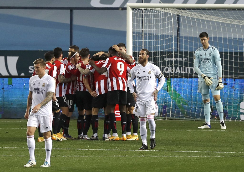 Los jugadores del equipo vasco, celebran una de las anotaciones. (EFE)