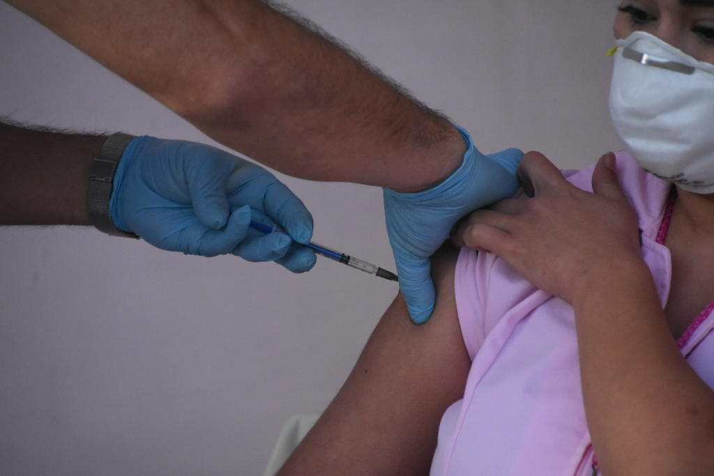 Fue el pasado 28 de diciembre que el Gobierno Federal inicio la vacunación del personal de salud. Al ser la vacuna de la empresa Pfizer esta consta de dos dosis. (ARCHIVO)