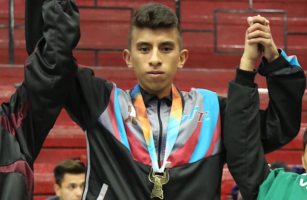 El joven estudiante de la Universidad Tecnológica de Torreón, figura en el Campeonato Nacional de Taekwondo. 
