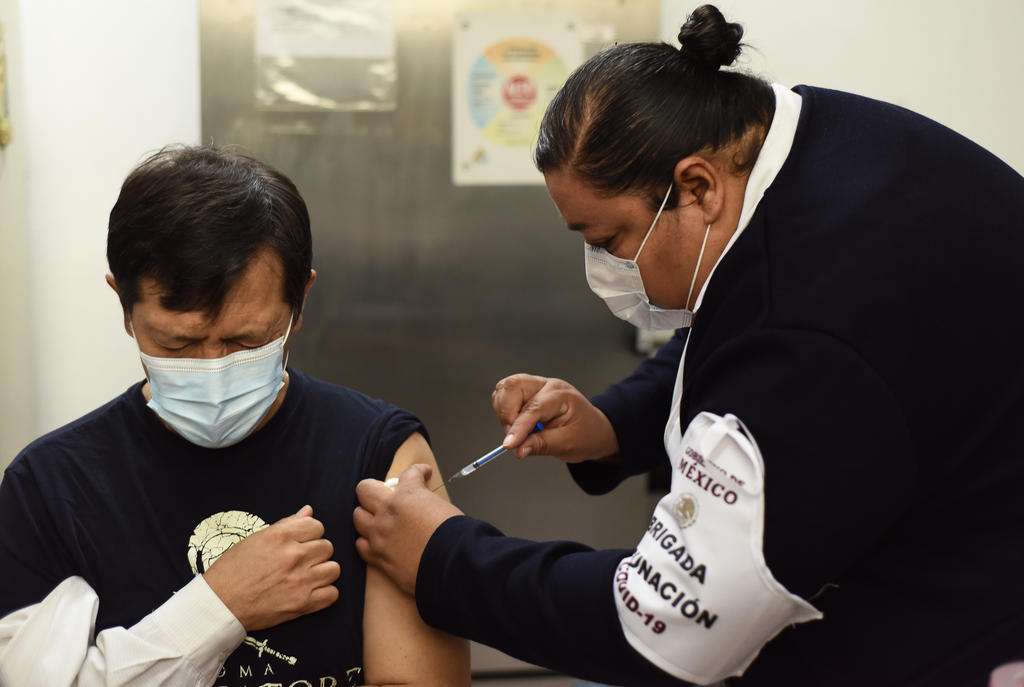 La Secretaría de Salud en Durando reportó un avance del 80.6 por ciento de la primera etapa de vacunación contra el COVID-19 en la entidad. Se estima que para el cierre de este viernes, se llegue al 100 por ciento en la aplicación de las dosis recibidas en una primera entrega. (ESPECIAL)