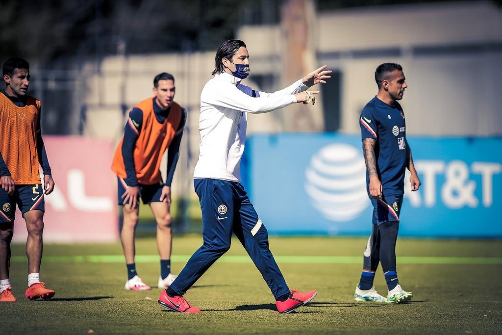 A pesar de los lineamientos y procesos legales para trabajar en México, Santiago Solari ya debutó con el Club América, sentenció el propio estratega azulcrema. (ESPECIAL)
 