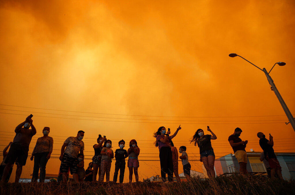Las autoridades chilenas ordenaron el viernes la evacuación de unas 25,000 personas debido al avance de un incendio forestal que amenaza unas 15,000 viviendas cercanas a Quilpué, 125 kilómetros al noroeste de Santiago. (AGENCIAS)