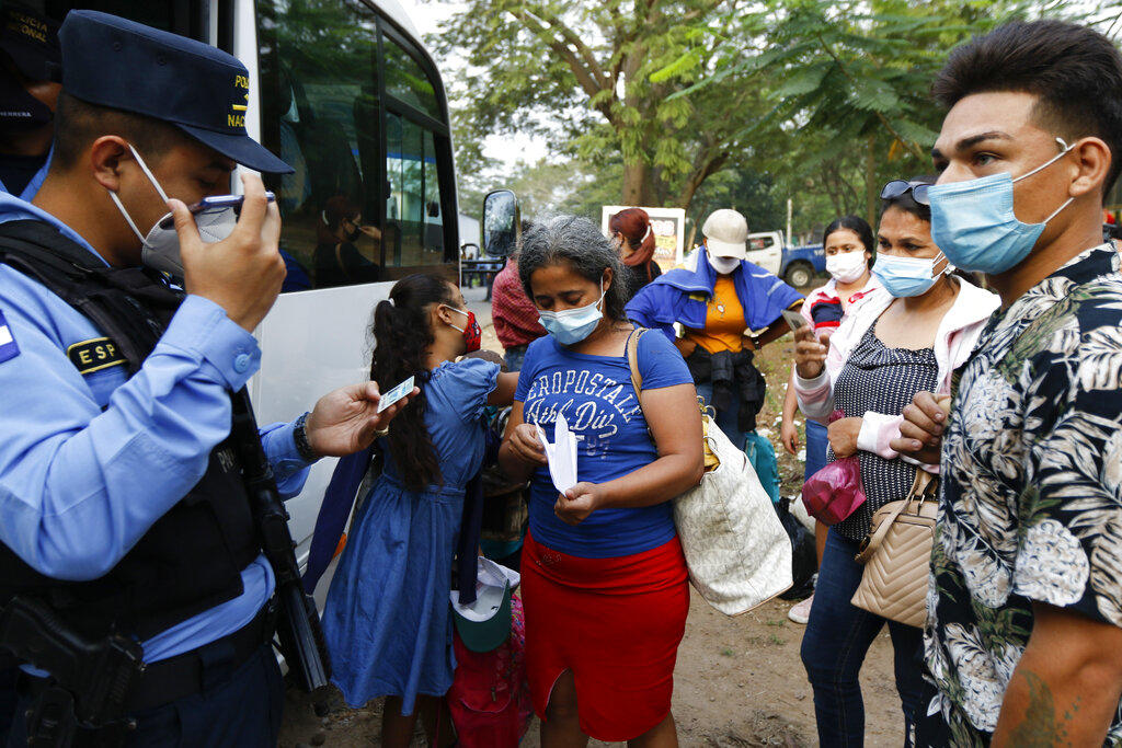 El Ministerio Público salvadoreño informó el viernes que capturaron a tres hombres que supuestamente estaban organizando caravanas de migrantes que buscarían a unirse otro grupo de hondureños que salieron de San Pedro Sula rumbo a Estados Unidos. (ESPECIAL)
