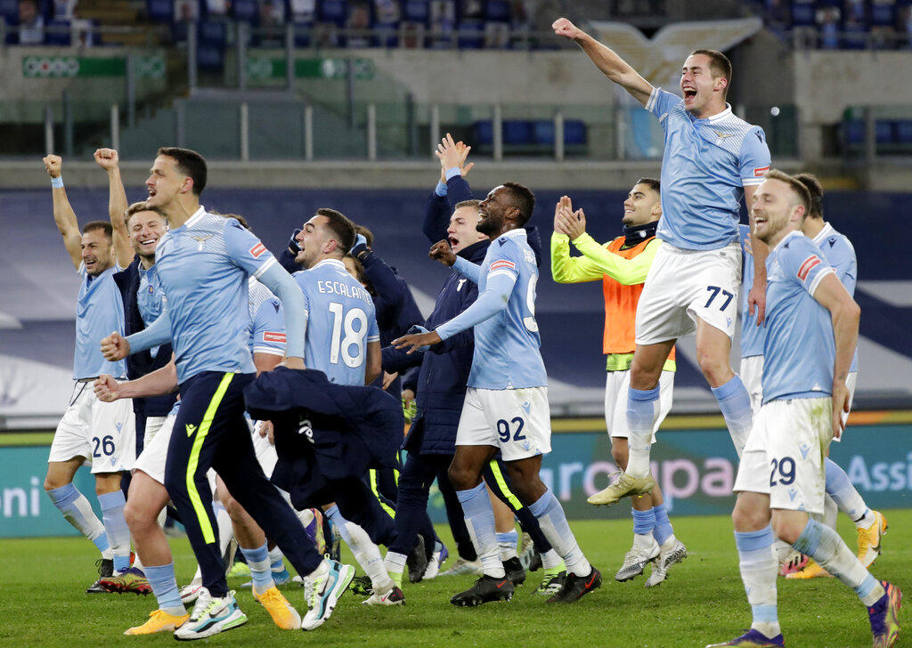 Lazio revivió sus aspiraciones de disputar de nueva cuenta la Liga de Campeones, al golear 3-0 a la Roma en el derbi capitalino disputado el viernes, dentro de la Serie A. (ESPECIAL)