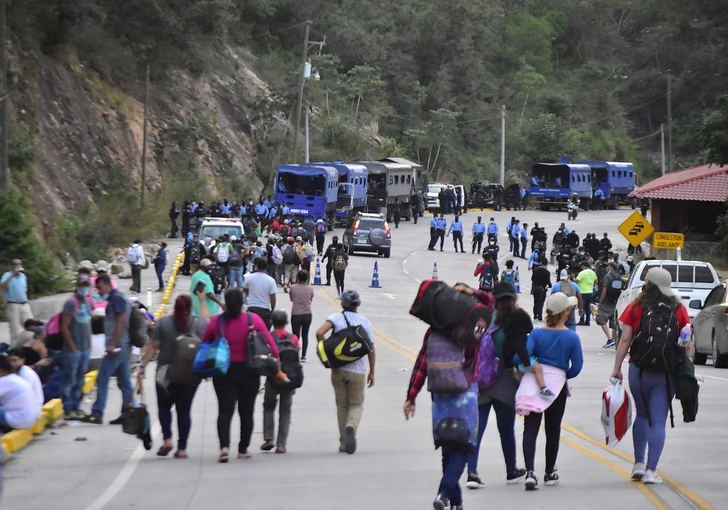 La mayoría de los miles de migrantes hondureños que este viernes salieron de su país con la idea de llegar a Estados Unidos, cambiaron a última hora la ruta para llegar hasta la frontera con Guatemala, informó a Efe uno de los participantes en la movilización. (EFE)