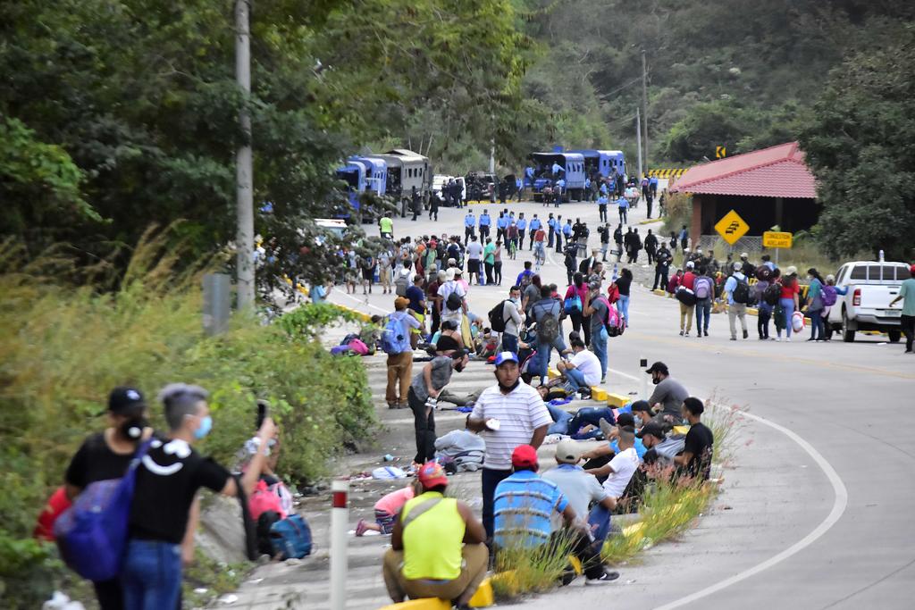 Se estima que al menos cinco mil migrantes buscan llegar a la frontera con Guatemala.