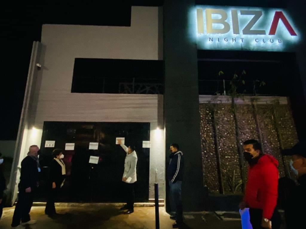 Por incumplir los protocolos sanitarios, el Ayuntamiento de Gómez Palacio clausuró nuevamente el bar Ibiza ubicado sobre el bulevar Miguel Alemán.
(EL SIGLO DE TORREÓN)