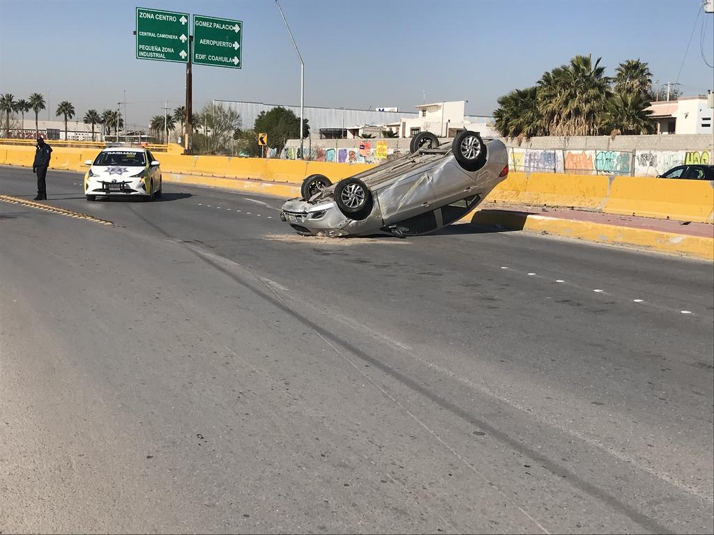 El automóvil siniestrado es un Chevrolet Aveo, color gris, modelo 2018, mismo que era conducido por Pedro de 32 años de edad. (EL SIGLO DE TORREÓN)